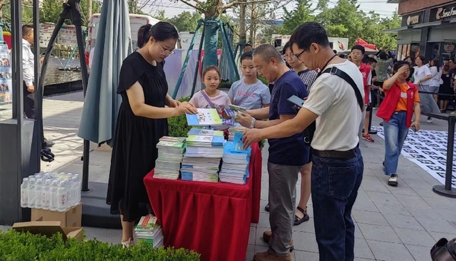 甘肅省反邪教協(xié)會聯(lián)合開展反邪教警示教育進社區(qū)活動